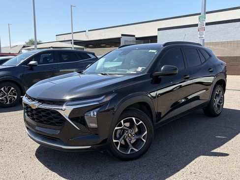 Used 2025 Chevrolet Trax LT FWD image 5