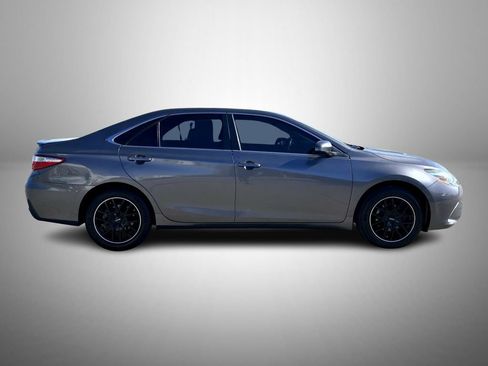 Used 2017 Toyota Camry SE image 4