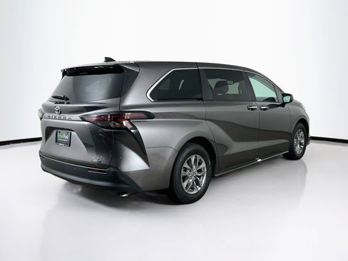 Used 2024 Toyota Sienna XLE FWD image 9