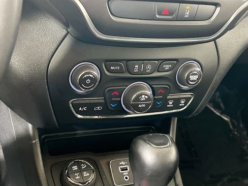 Used 2022 Jeep Cherokee Trailhawk w/ Premium Leather Package image 15