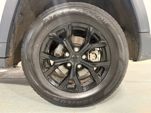 Used 2024 Jeep Grand Cherokee Altitude image 9