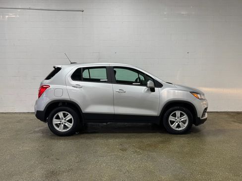 Used 2019 Chevrolet Trax LS FWD image 2