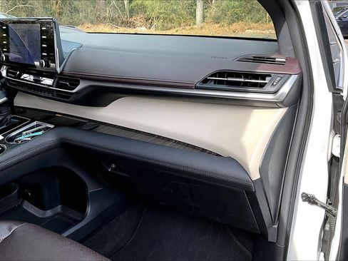 Used 2024 Toyota Sienna Platinum image 18
