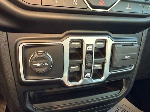 Used 2020 Jeep Gladiator Overland w/ Trailer Tow Package AWD/4WD image 17