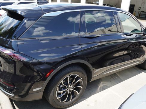Used 2026 Lincoln Nautilus Premier AWD/4WD image 4