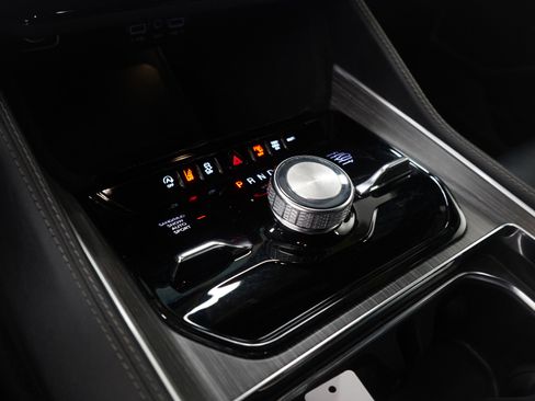 Used 2024 Jeep Wagoneer L Series III w/ Flexible Seating Group AWD/4WD image 23