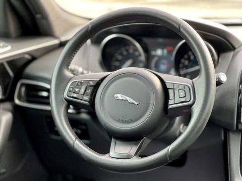 Used 2020 Jaguar F-PACE Premium image 32