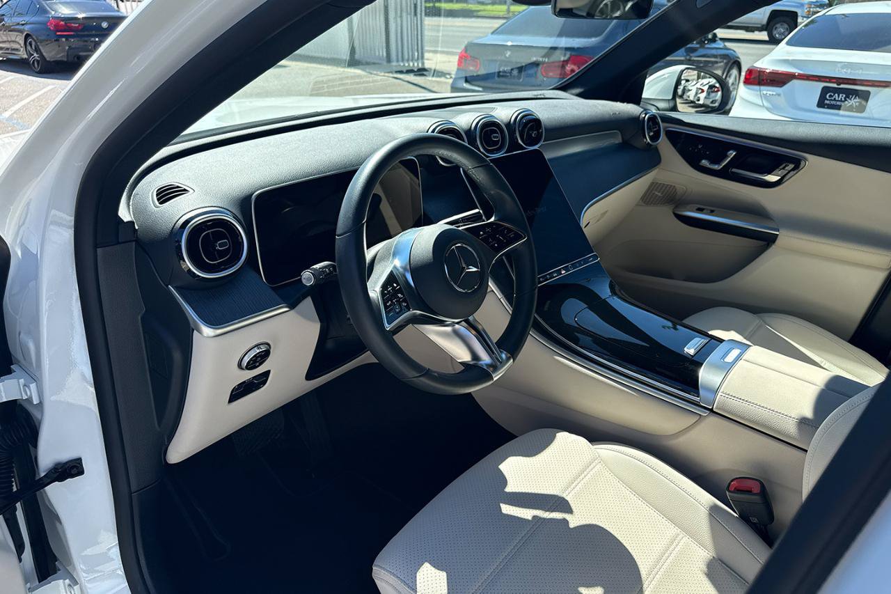 Used 2025 Mercedes-Benz GLC 350e 4MATIC image 17