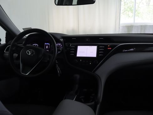 Used 2018 Toyota Camry LE FWD image 2