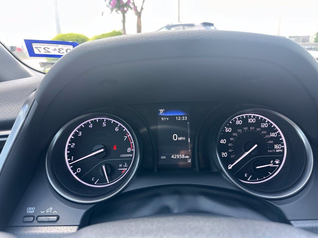 Used 2024 Toyota Camry SE FWD image 3