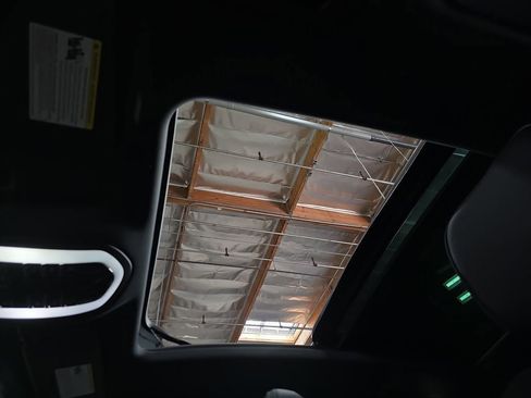 Certified 2025 Porsche Macan image 27