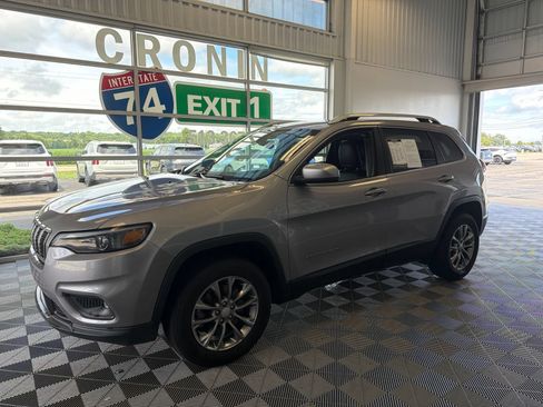 Used 2019 Jeep Cherokee Latitude Plus w/ Comfort/Convenience Group AWD/4WD image 3
