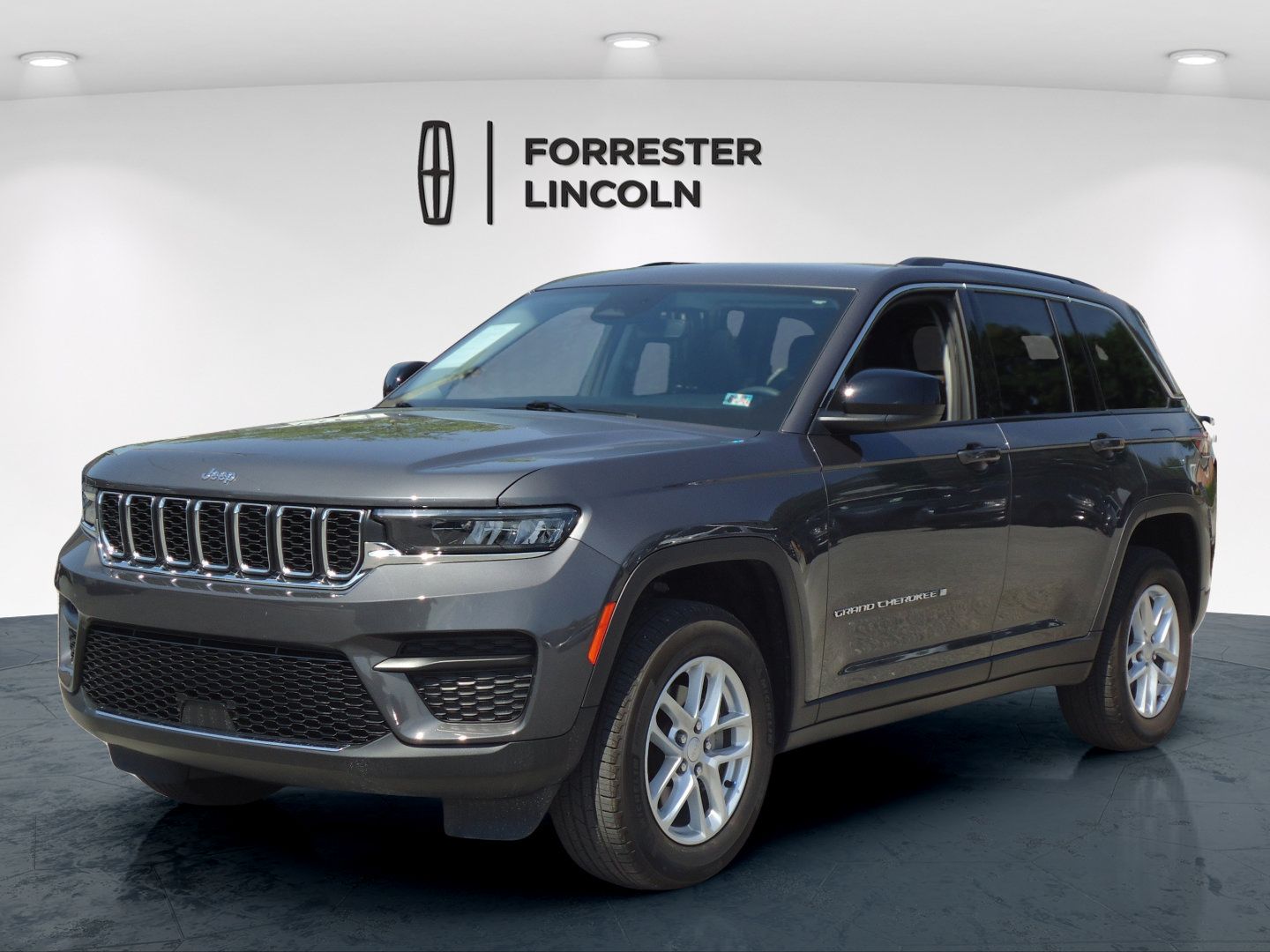Used 2023 Jeep Grand Cherokee Laredo X AWD/4WD image 7