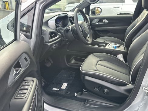 New 2026 Chrysler Pacifica Limited image 27