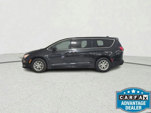 Used 2022 Chrysler Voyager LX FWD image 2