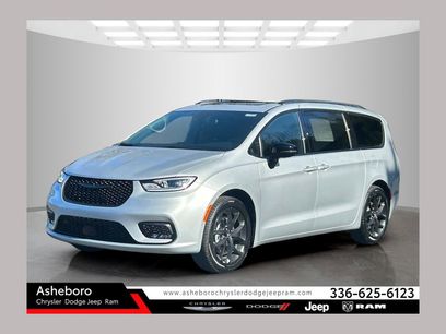New 2026 Chrysler Pacifica Limited w/ S Appearance Package