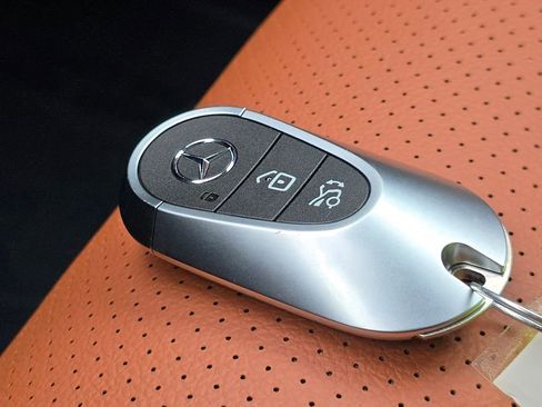 Used 2025 Mercedes-Benz GLC 300 4MATIC image 37