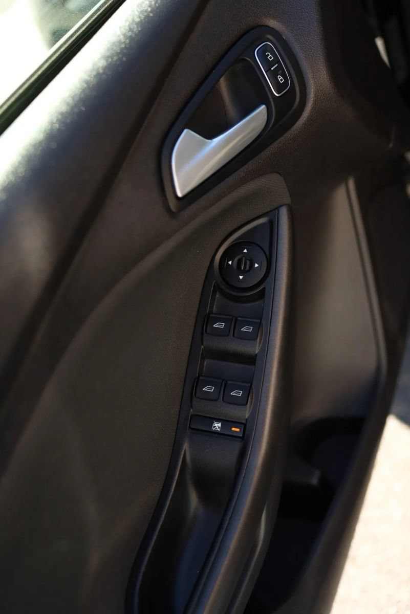 Used 2017 Ford Focus SEL w/ Cold Weather Package FWD image 11