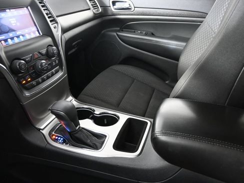 Used 2018 Jeep Grand Cherokee Laredo AWD/4WD image 31