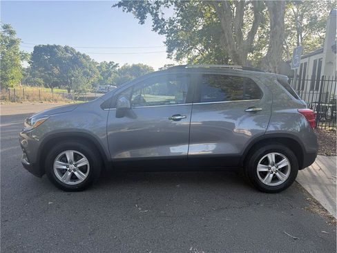 Used 2019 Chevrolet Trax LT w/ LT Convenience Package FWD image 4