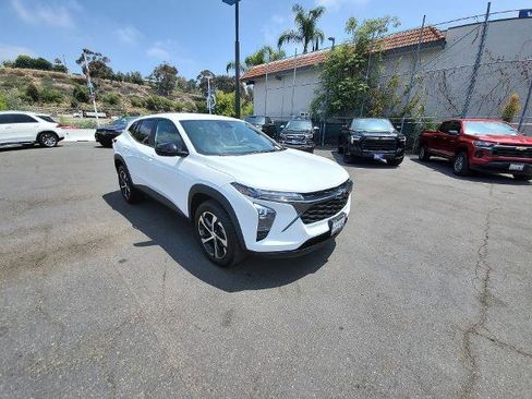 Used 2024 Chevrolet Trax RS FWD image 2