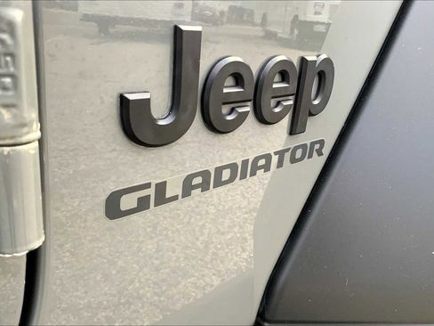 Used 2021 Jeep Gladiator Sport AWD/4WD image 9