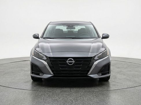 Used 2025 Nissan Altima 2.5 SV image 2