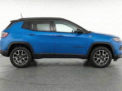 Used 2025 Jeep Compass Trailhawk image 11