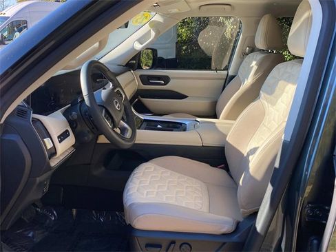 Used 2025 Nissan Armada Platinum image 12