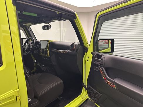 Used 2016 Jeep Wrangler Unlimited Sahara w/ Connectivity Group AWD/4WD image 8