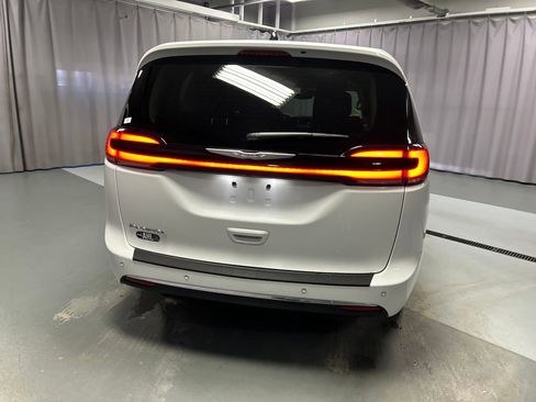 Used 2024 Chrysler Pacifica Touring-L image 6