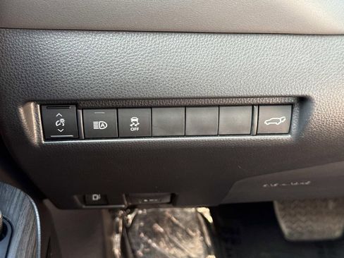Used 2023 Toyota Venza XLE AWD/4WD image 13