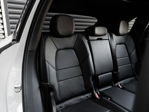 Certified 2024 Porsche Cayenne AWD/4WD image 33