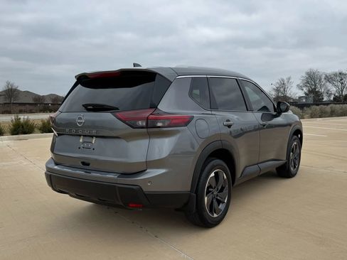 Used 2025 Nissan Rogue SV w/ SV Premium Package image 4