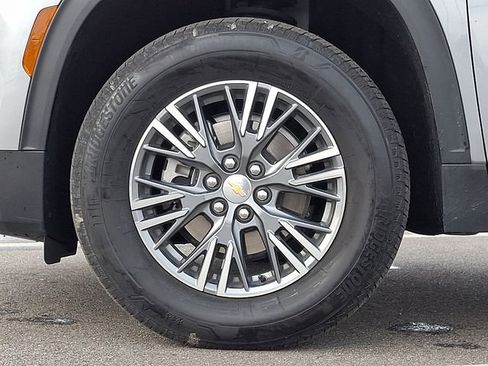 Used 2025 Chevrolet Traverse LT image 8