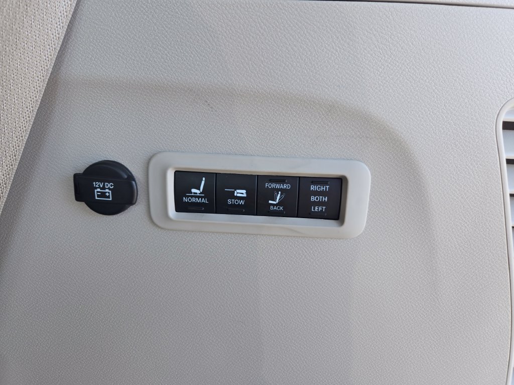 Used 2017 Chrysler Pacifica Limited FWD image 54