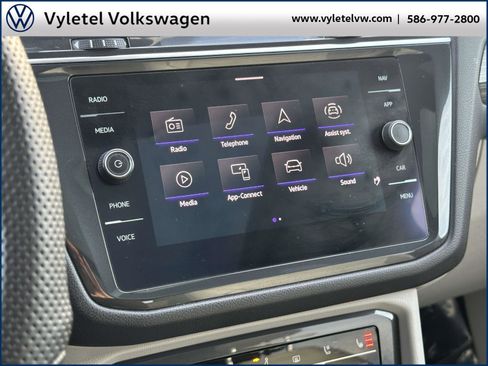 Certified 2022 Volkswagen Tiguan SEL R-Line image 29