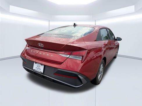 Certified 2026 Hyundai Elantra SE FWD image 4