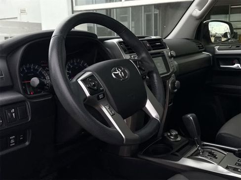 Used 2018 Toyota 4Runner SR5 Premium image 2