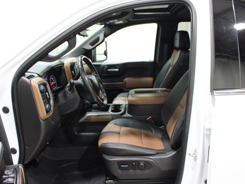Used 2020 Chevrolet Silverado 1500 High Country w/ Technology Package AWD/4WD image 3