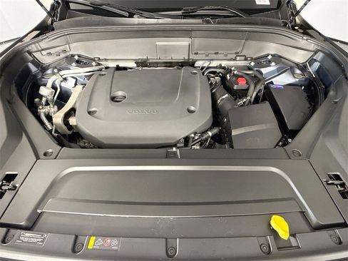 Certified 2025 Volvo XC90 B6 Core image 32