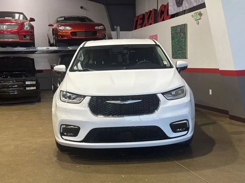 Used 2023 Chrysler Pacifica Touring-L FWD image 24