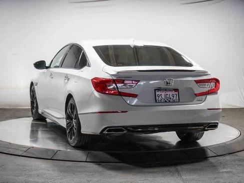 Used 2018 Honda Accord Touring image 2