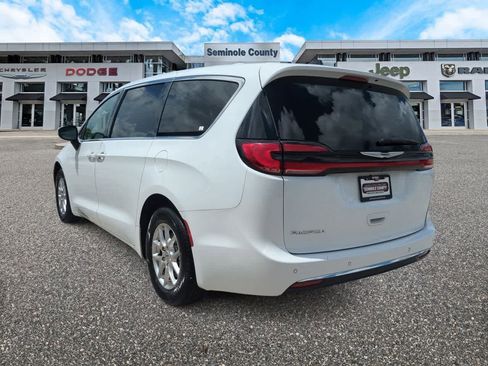 Used 2023 Chrysler Pacifica Touring-L FWD image 6
