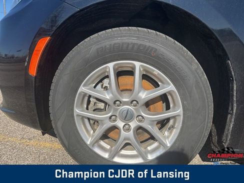 Used 2024 Chrysler Pacifica Touring-L image 10