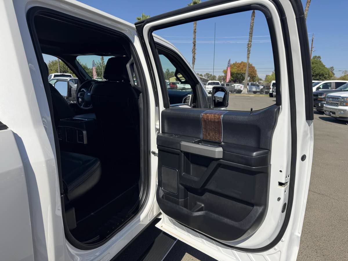 Used 2015 Ford F150 Platinum w/ Equipment Group 701A Luxury AWD/4WD image 19