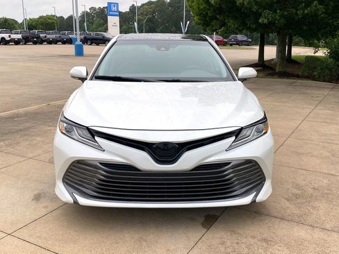 Used 2019 Toyota Camry XLE FWD image 2
