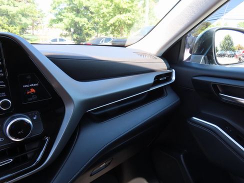 Used 2022 Toyota Highlander XLE image 24