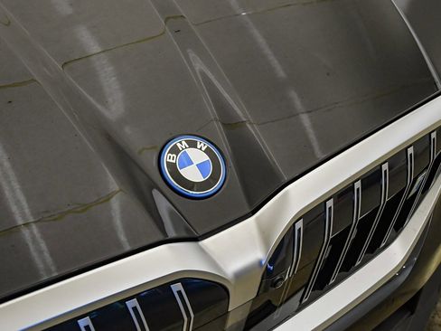 Used 2025 BMW i5 xDrive40 w/ Premium Package image 8