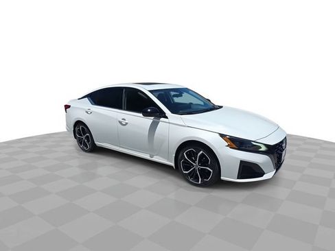 Used 2023 Nissan Altima 2.5 SR w/ SR Premium Package FWD image 2